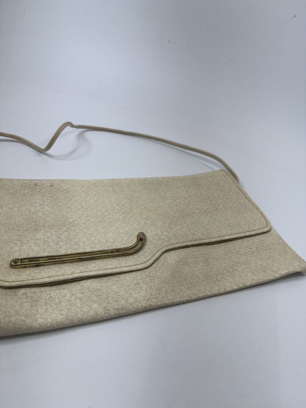 Vintage Beige Snake Print Shoulder Bag With Gold-Tone Accent & Snap Closure Inne
